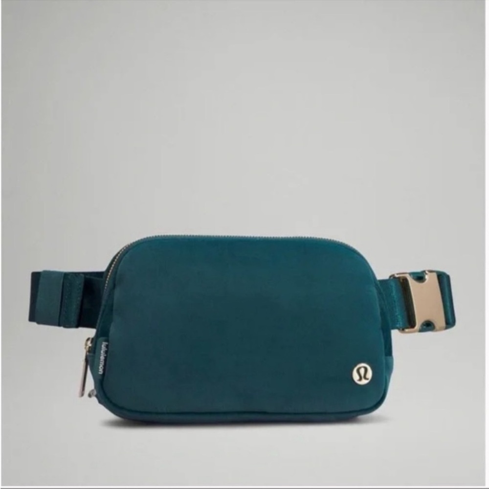 NWT Green Jasper Velour Velvet Gold Hardware
Lululemon Everywhere Belt Bag